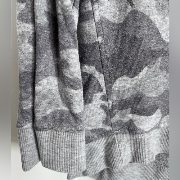 Jane and Delancey Gray Camo Lounge knit sweatshirt top Size medium - Picture 4 of 5